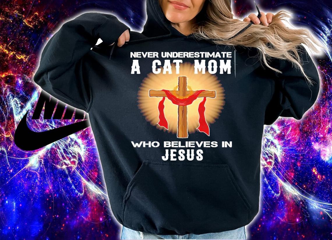 Never underestimate a cat mom who believes in Jesus shirt hoodie