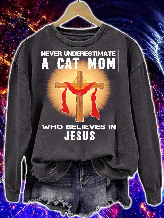 Never underestimate a cat mom who believes in Jesus shirt sweatshirt